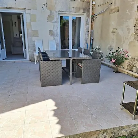 Belle Maison Au Bord Du Plan D'eau * Saint-Jean-dʼAngély