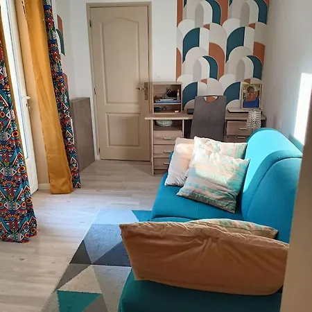 Belle Maison Au Bord Du Plan D'eau Saint-Jean-dʼAngély