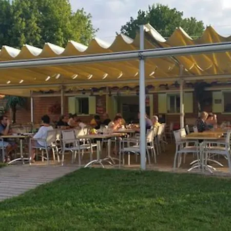 Belle Maison Au Bord Du Plan D'eau