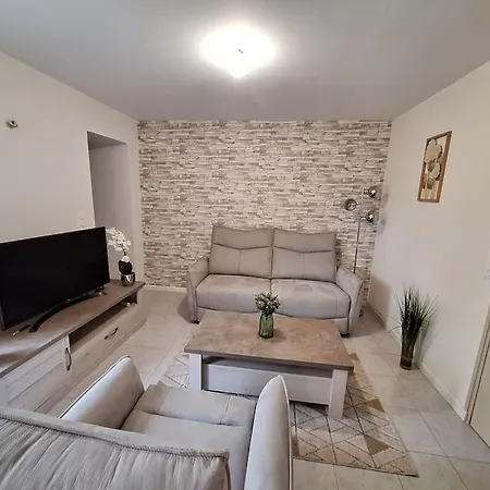 Belle Maison Au Bord Du Plan D'eau *
