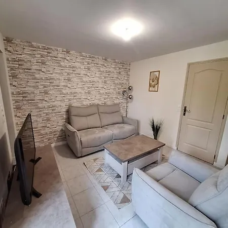 Belle Maison Au Bord Du Plan D'eau Saint-Jean-dʼAngély